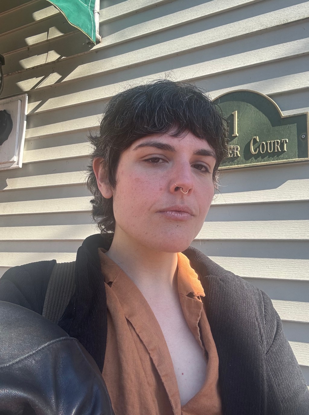 A picture of the writer Bec Bell-Gurwitz with short black hair